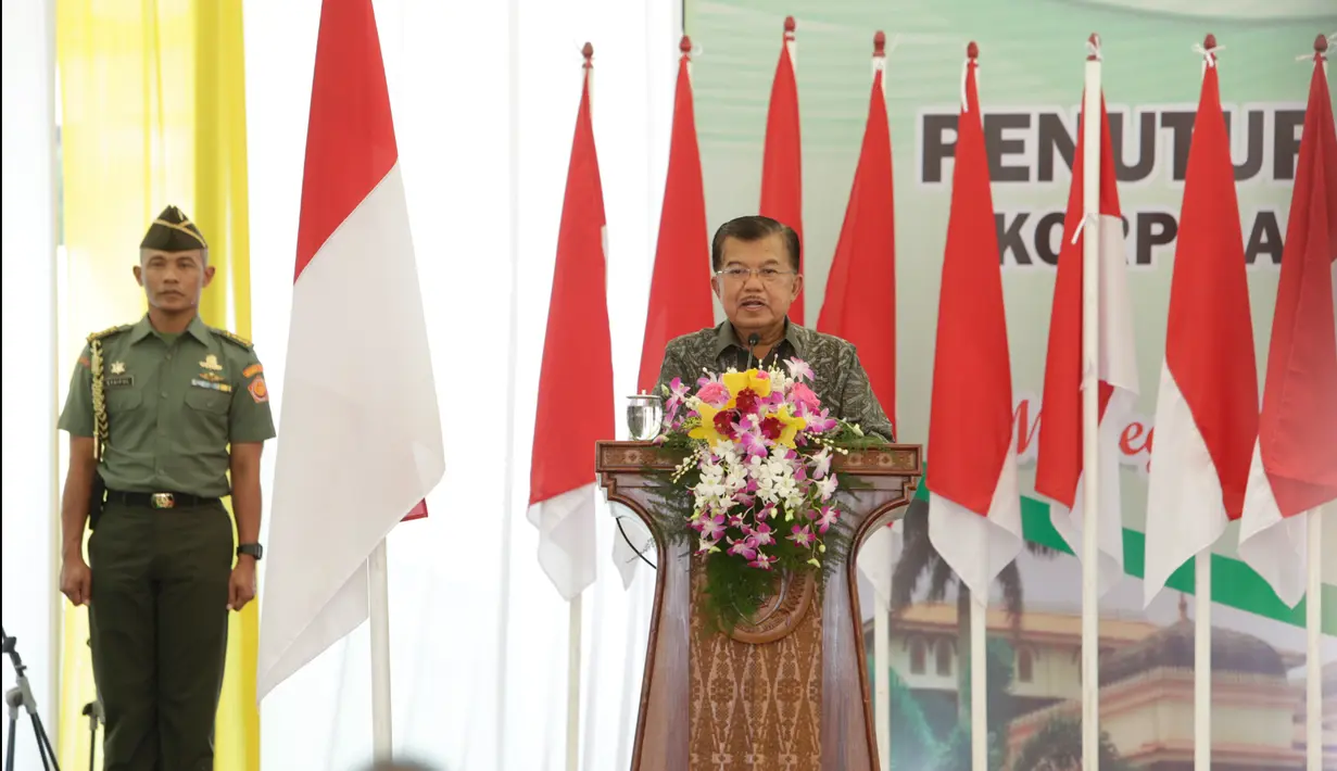 Wakil Presiden, Jusuf Kalla memberikan kata sambutan pada penutupan Musyawarah Nasional (Munas) Korps Alumni Himpunan Mahasiswa Islam (KAHMI) ke-10 di Medan, Sumatera Utara, Minggu (19/11). (Liputan6.com/Pool/KAHMI)