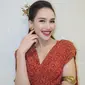 Riasan bold di wajahnya juga dikemas agar matching dengan overall look yang ditampilkan. [Instagram.com/ayutingting92]