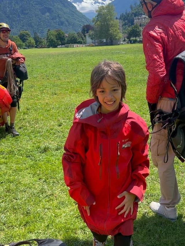 7 Potret Sabai Morscheck Naik Paragliding Bareng Anak di Swiss