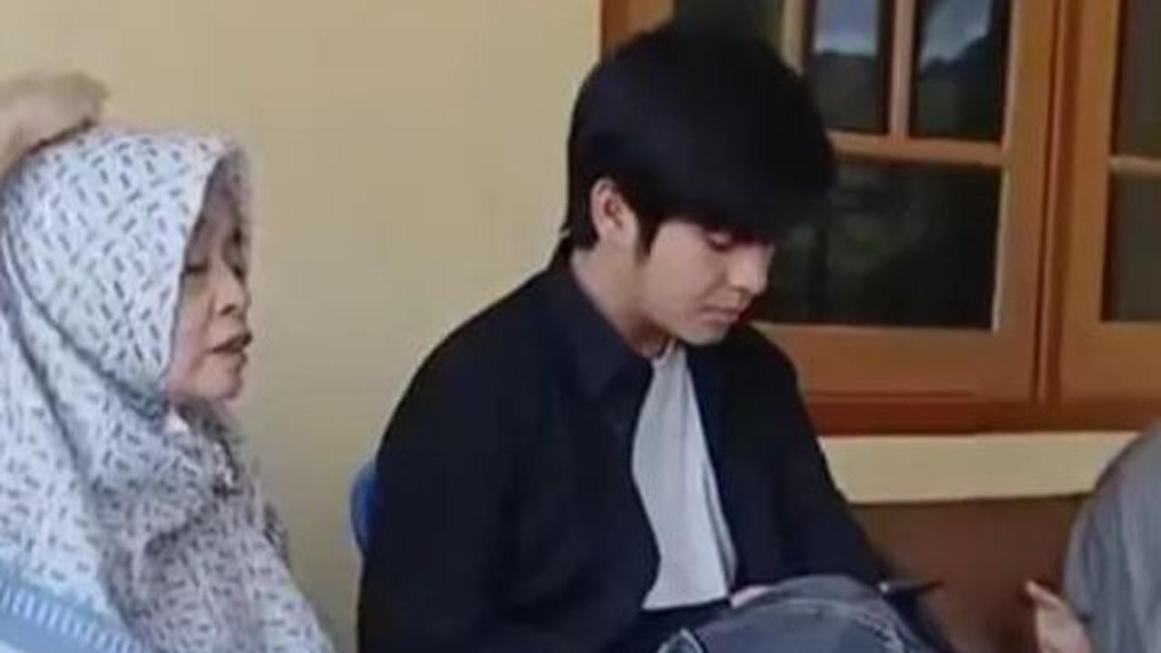 Angga tak menyadari bahwa ada yang merekam momen kebersamaannya dengan keluarga saat Lebaran tahun ini.