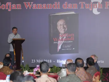 Wakil Presiden, Jusuf Kalla memberi sambutan pembuka bedah buku Sofjan Wanandi dan Tujuh Presiden di Jakarta, Rabu (23/5). Buku ini mengisahkan perjalanan hidup aktivis 1966 dan pengusaha, Sofjan Wanandi. (Liputan6.com/Helmi Fithriansyah)