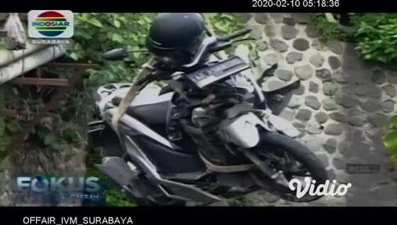 VIDEO: 2 Pemotor Terjun ke Sungai di Magetan, Alami Luka Parah