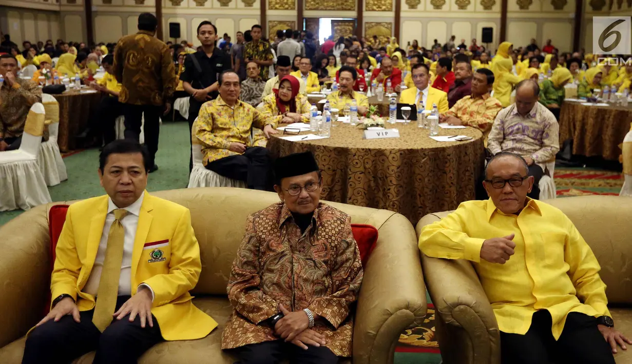 Presiden Ke-3 BJ Habibie (tengah) di dampingi Ketum Partai Golkar, Setya Novanto (kiri) Dewan Pembina DPP Partai Golkar Aburizal Bakrie menghadiri Seminar Nasional Partai Golkar, Jakarta, Kamis (19/10). (Liputan6.com/Johan Tallo )