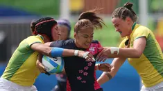 Pemain asal Jepang, Marie Yamaguchi dihadang dua pemain Brasil, Leme Strut dan Raquel Kochhann saat pertandingan Rugby Brasil melawan Jepang pada Olimpiade 2016 Rio di Stadion Deodoro - Rio de Janeiro, Brasil. (7/8). (REUTERS/Alessandro Bianchi)