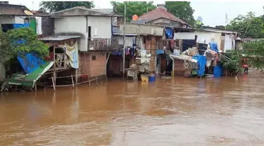  Permukiman penduduk di Kampung Pulo, Jakarta Timur, dilanda banjir hingga setinggi 150 cm. BPBD DKI Jakarta melaporkan, ada beberapa wilayah yang juga digenangi banjir, seperti Kecamatan Kramat Jati dan Kelurahan Cawang.