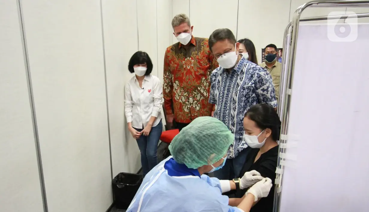 Sentra vaksinasi Prudential Indonesia telah memberikan lebih dari 27.000 dosis vaksin kepada 19.000 peserta sejak 15 April - 12 Agustus 2021. Vaksinasi yang berlangsung hingga Desember 2021 merupakan bentuk dukungan kepada pemerintah dalam program percepat vaksinasi Covid-19. (Liputan6.com/HO/Pru)