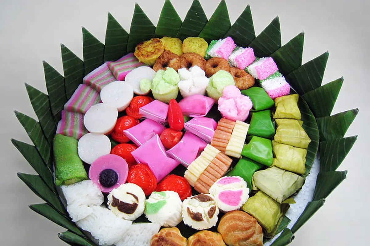 Jajanan pasar yang terdiri dari kue dadar gulung, kue lapis, bika ambon, kue talam, nagasari, kue mangkok, kue ku, kue bugis, kue cucur, getuk lindri, bolu kukus, putu mayang, kue sus, dan lainnya