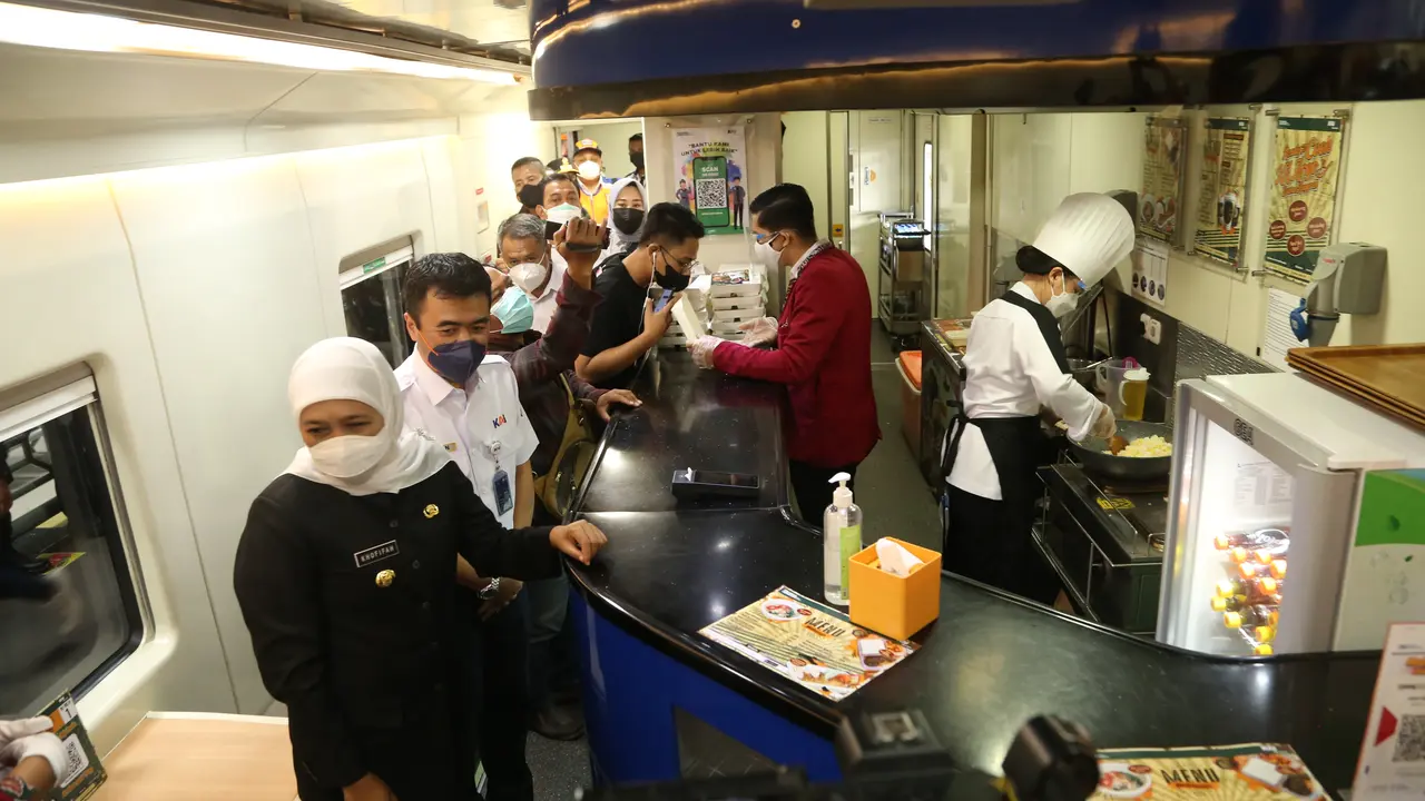 Gubernur Jatim Khofifah meninjau fasilitas kereta Surabaya. (Dian Kurniawan/Liputan6.com)
