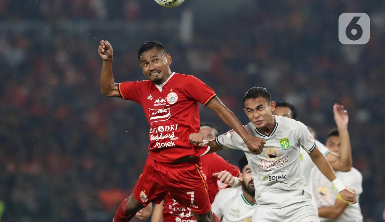 Gelandang Persija Ramdani Lestaluhu (kiri) berebut bola dengan pemain tengah Persebaya Abu Rizal Maulana pada lanjutan Shopee Liga 1 Indonesia di Stadion Utama Gelora Bung Karno Jakarta, Selasa (17/12/2019). Kini, Ramdani Lestaluhu harus pergi meninggalkan Persija. (Liputan6.com/Helmi Fithriansyah)
