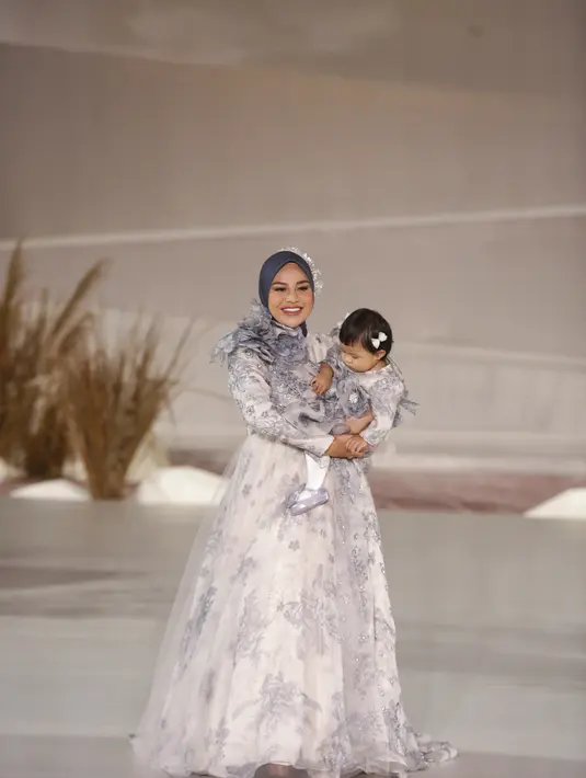 Tampil bersama Ameena di fashion show, Aurel Hermansyah kenakan dress A-line yang megah