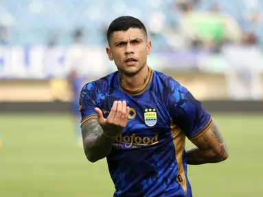 Pemian Persib Bandung, Ciro Alves melakukan selebrasi setelah mencetak gol pembuka timnya ke gawang PSM Makassar pada laga Piala Presiden 2024 di Stadion Si Jalak Harupat, Bandung, Jumat (19/07/2024). (Bola.com/Abdul Aziz)