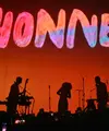 HONNE menepati janjinya temu kangen dengan fans Indonesia di HONNE Asia Tour 2023 Indonesia. [Adrian Putra/Fimela.com]