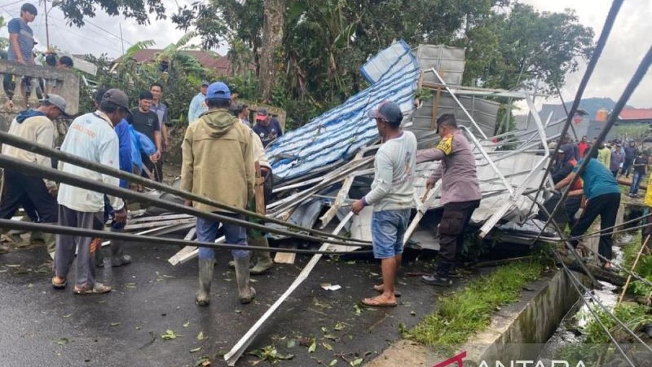 Angin Puting Beliung Rejang Lebong Rusak 30 Rumah di Desa Sumber Urip