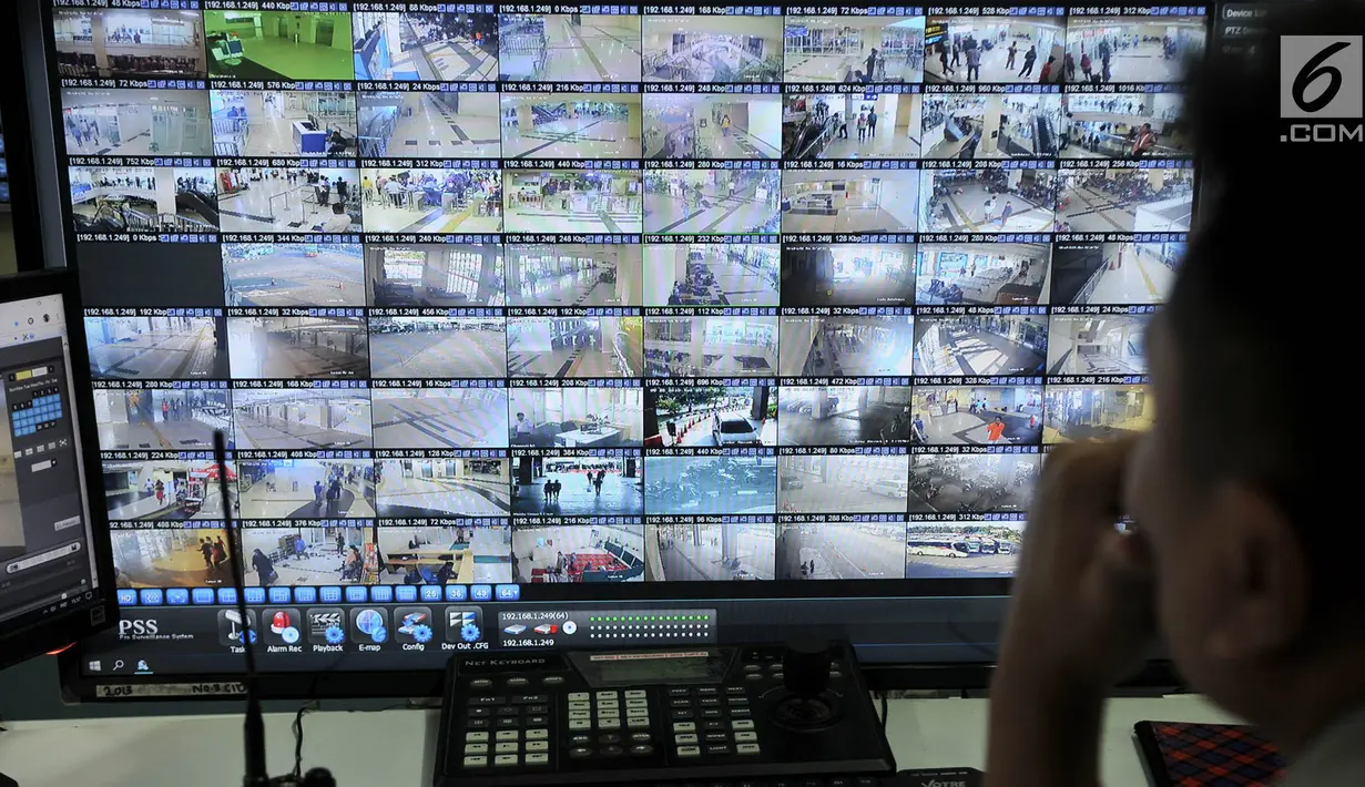 Petugas Dishub memantau aktivitas di Terminal Pulogebang dari ruang monitor CCTV, Jakarta, Kamis (30/5). Sebanyak 64 kamera CCTV dipasang ditiap sudut strategis Terminal guna menjaga keamanan sekaligus meningkatkan kenyamanan pengunjung, terutama saat arus mudik. (Liputan6.com/Iqbal S. Nugroho)