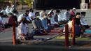 Umat muslim saat pelaksanaan salat Idul Adha 1442 H di Masjid Masjid Jami Al-Mubarok, Tangerang, Banten, Selasa (20/7/2021). Sebagian masjid melakukan pelaksanaan salat Idul Adha 1442 H, namun dengan protokol kesehatan yang ketat. (Liputan6.com/Angga Yuniar)