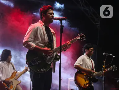 Musisi Nadhif Basalamah saat tampil menghibur para penonton Pertamina Weekend Fest 2024 di QBig, Kabupaten Tangerang, Banten, Minggu (7/7/2024). (Liputan6.com/Angga Yuniar)