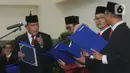 Ketua KPK Firli Bahuri (kiri) bersama pimpinan KPK lainnya saat pisah sambut usai pelantikan di Gedung KPK, Jakarta, Jumat (20/12/2019). Acara ini dihadiri pimpindan dan Dewan Pengawas KPK. (merdeka.com/Dwi Narwoko)