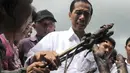 Kayaknya Pak Jokowi ngeri tuh makan Tikus Panggang Manado (Liputan6.com)