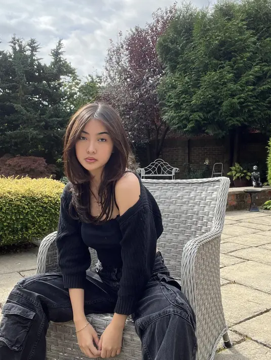 Bergaya super chic, abigail tentu berhasil jadi sorotan melalui media sosial miliknya. Diketahui kini ia menetap di London. [Foto: Instagram/AbigailMchel]