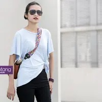 Mix and match kaos dan legging jeans hitam yang simple. (Photographer: Daniel Kampua. DI: Muhammad Iqbal Nurfajri. Styling: Yuni Arta Haumahu. Wardrobe: Stylish own)