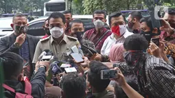 Wakil Gubernur DKI Jakarta Ahmad Riza Patria menjawab pertanyaan saat tiba di Polda Metro Jaya, Senin (23/11/2020). Riza Patria diperiksa Ditreskrimum Polda Metro Jaya untuk memberikan klarifikasi terkait kerumunan massa di Petamburan beberapa waktu lalu. (Liputan6.com/Herman Zakharia)