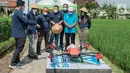 Bayer melalui program ‘Better Life Farming’ berupa pendampingan teknis agronomi berhasil membawa petani dan pemilik kios tani yang tergabung dalam Better Life Farming Center (BLFC) merayakan panen padi yang mencapai 9,7 ton per hektar di Trenggalek, Kamis (03/2/2022). (Liputan6.com/HO/Bayer)