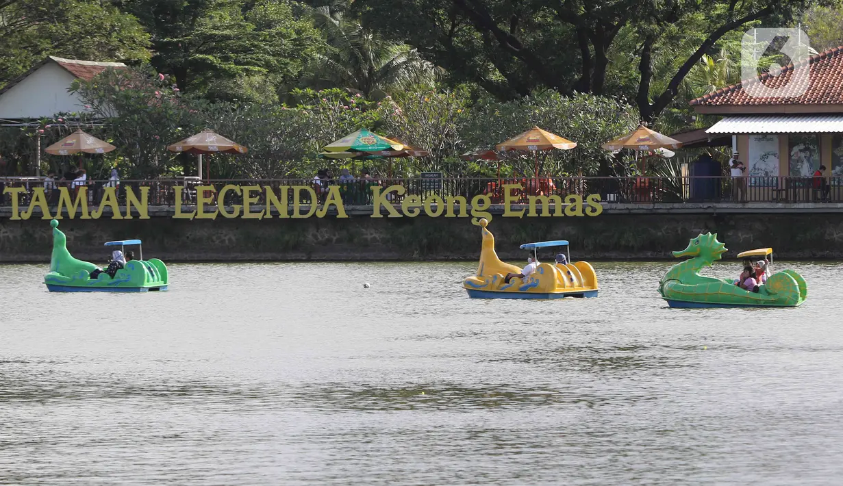 <p>Pengunjung menaiki perahu di kawasan Taman Mini Indonesia Indah (TMII) di Jakarta, Kamis (5/5/2022). Pengelola TMII membatasi jumlah pengunjung maksimal 15 ribu orang pada libur Lebaran karena kawasan tersebut masih dalam tahap revitalisasi untuk persiapan G20. (Liputan6.com/Herman Zakharia)</p>