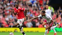 Bek Manchester United atau MU Aaron Wan-Bissaka mengungguli gelandang Aston Villa Douglas Luiz dalam pertandingan Liga Inggris di Old Trafford, Sabtu, 25 September 2021. (Paul ELLIS / AFP)