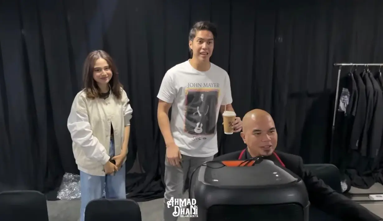 <p>Dalam kesempatan itu, Syifa Hadju tampil manis dengan gaya kasualnya. Ia memadukan atasan kaos dengan jaket berwarna broken white. [YouTube/Ahmad Dhani Dalam Berita].</p>