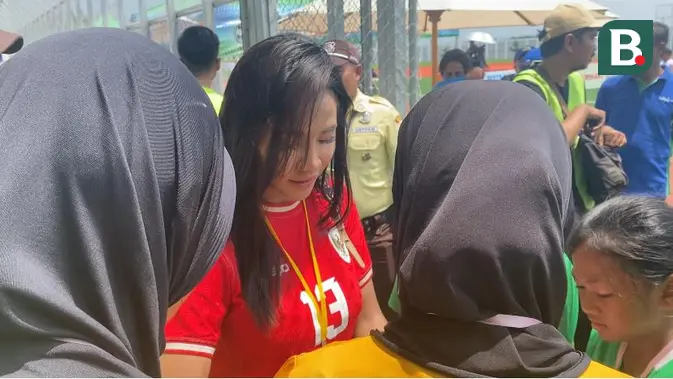 <p>Bintang Timnas Indonesia Putri, Shafira Ika Putri, tengah memberikan tanda tangan kepada para peserta MilkLife Soccer Challenge All Stars yang mengidolakannya seusai pertandingan final MLSC All Stars di Supersoccer Arena, Kudus, Jawa Tengah, Minggu (26/1/2025). (Bola.com/Benediktus Gerendo Pradigdo)</p>