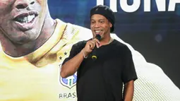 Ronaldinho memberikan pernyataan saat Grand Launching Jersey Rans Nusantara FC bersama Ronaldinho di Menara Mandiri Level 9, Sudirman, Jakarta, Jumat (24/06/2022). (Bola.com/Bagaskara Lazuardi)