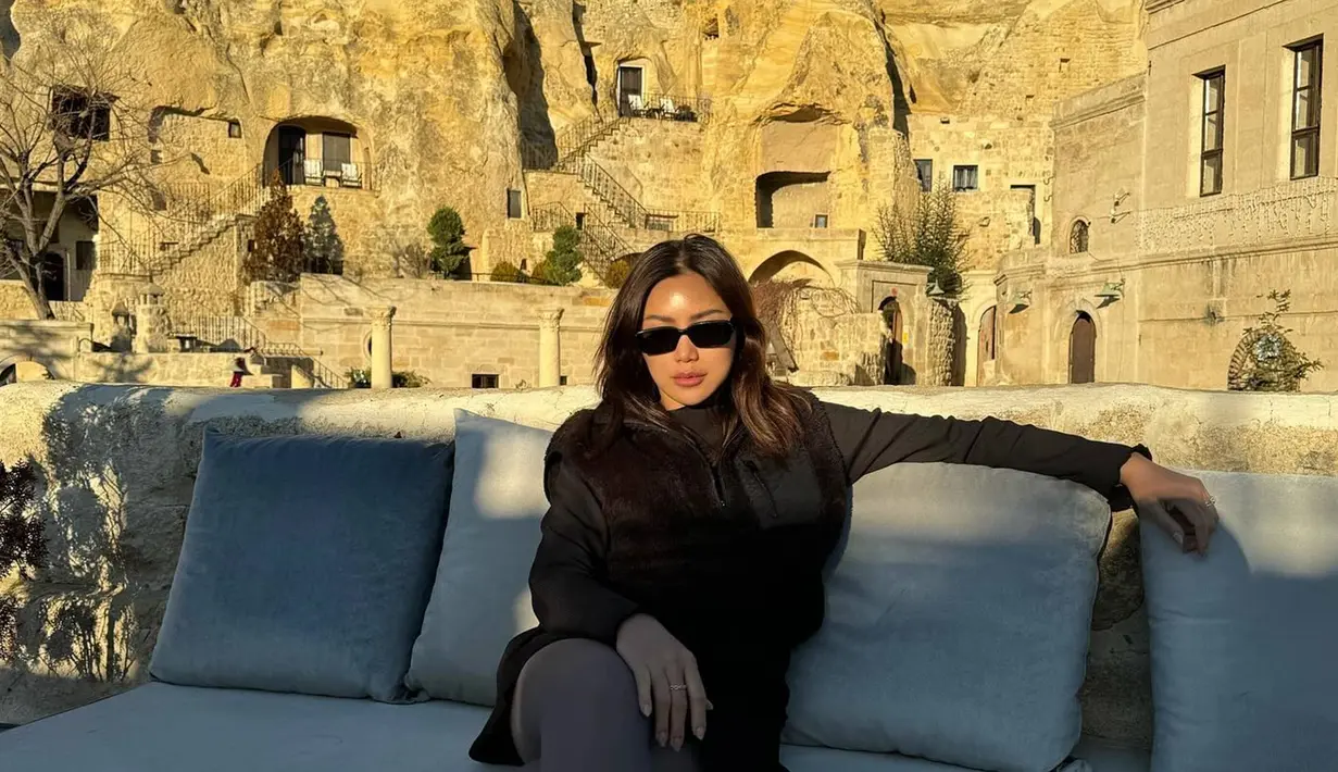 Dalam momen liburannya di Cappadocia, Jessica Iskandar menginap di sebuah hotel bernuansa gua. Hotel ini pun terlihat unik dan berbeda dari hotel pada umumnya karena berada di dalam gua batu. Penampakan hotelnya ini pun bisa terlihat pada latar belakang foto yang diunggahnya. (Liputan6.com/IG@inijedar)