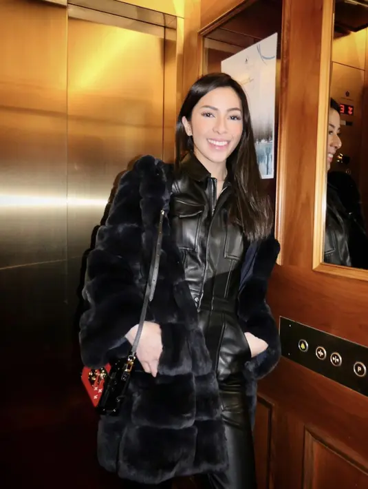 Vannya Bakrie, istri Arya Bakrie tampil anggun dalam balutan busana kulit berpadu coat dengan nuansa senada. Menambah warna pada gayanya, camera bag dengan nuansa merah membuat tampilannya terlihat semakin seru.[Foto: Instagram/ Vannya.istarinda]