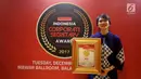 Perwakilan PT Surya Citra Media Tbk (SCMA), Irnawati W. Kahardja berpose dengan penghargaan Top 5 Good Corporate Governance Issues in Media Sector dari Warta Ekonomi Corporate Secretary Award 2017 di Jakarta, Selasa (5/12). (Liputan6.com/Johan Tallo)