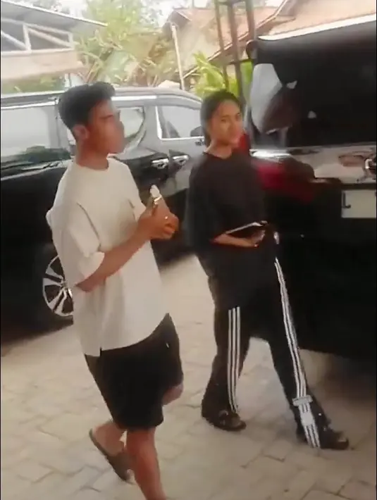 Meski di rumah ada dua mobil mewah terparkir, tapi mereka menggunakan motor untuk ke sawah. Hal itu karena jalanan ke sawah tidak muat dilintasi mobil. [Youtube/momenbucin]