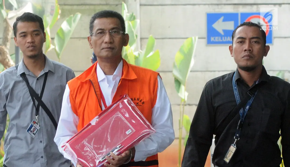 Bupati Kudus Muhammad Tamzil dikawal dua petugas akan menjalani pemeriksaan olanjutan di Gedung KPK, Jakarta, Selasa (3/9/2019). Muhammad Tamzil diperiksa sebagai tersangka terkait kasus suap pengisian jabatan perangkat daerah Kabupaten Kudus tahun 2019. (merdeka.com/Dwi Narwoko)