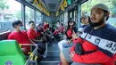 <p>Sejumlah suporter menaiki shuttle bus penonton dari titik lokasi Balai Kota Surabaya menuju Stadion Gelora Bung Tomo untuk menyaksikan pembukaan Piala Dunia U-17 2023 sekaligus laga Timnas Indonesia U-17 menghadapi Ekuador, Jumat (10/11/2023). (Bola.com/Bagaskara Lazuardi)</p>
