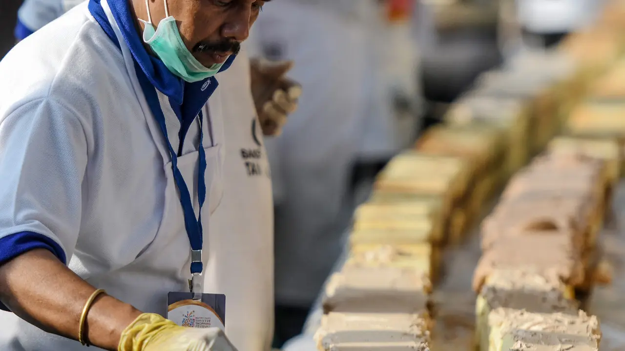 India Pecahkan Rekor Dunia Bikin Kue Sepanjang 6,5 Km