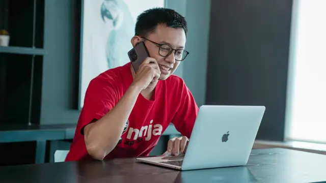 Pelajari tiga langkah penting ala Fellexandro Ruby, seorang creativepreneur, penulis, serta content creator ilmu bisnis dan keuangan bersama Ninja Xpress dalam mempertahankan profit bisnis. (Dok Ninja Xpress)
