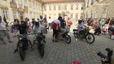 Para pebalap MotoGP melakukan konvoi keliling kota Brno dengan mengendarai motor klasik jelang seri MotoGP Ceska akhir pekan ini.
