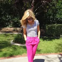 Inspirasi gaya busana dengan colorful pants. (sumber foto: Bloglovin'/Pinterest)