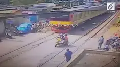 Padahal saat itu sinyal perlintasan kereta di Pasar Minggu masih berbunyi tapi pemotor ini nekat menerobos palang kereta. Alhasil, pemotor nyaris tersambar kereta api.