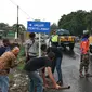 Protes sering kecelakaan, aksi Pemuda Paguyangan Bumiayu turun ke jalan pasang papan petunjuk jalur keselamatan. (Liputan6.com/Fajar Eko Nugroho)