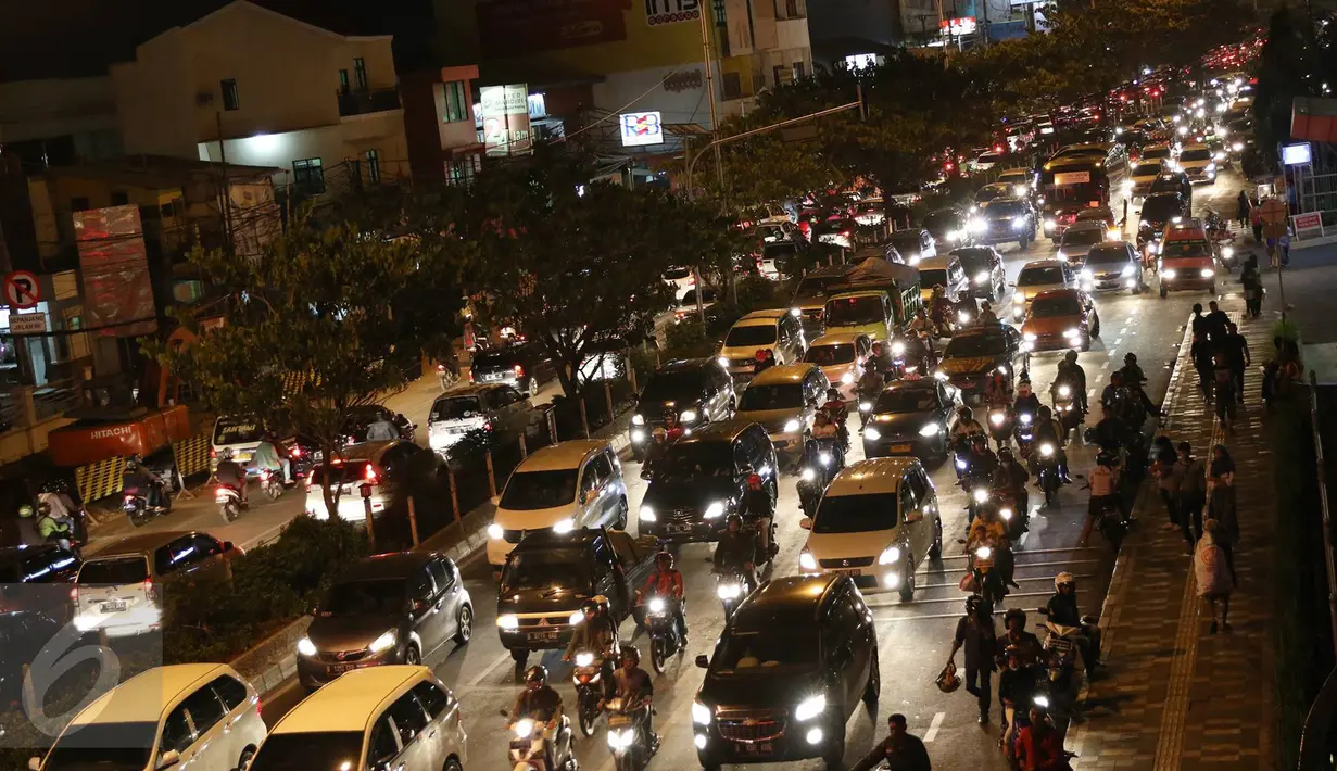 Antrean kendaraan yang melewati Jalan Margonda Raya, Depok, Sabtu (1/10). Berdasarkan data Direktorat BTSP Perhubungan Darat, Depok menjadi kota peringkat kelima termacet se-Indonesia dengan kecepatan rata-rata 21,4 km/jam (Liputan6.com/Immanuel Antonius)