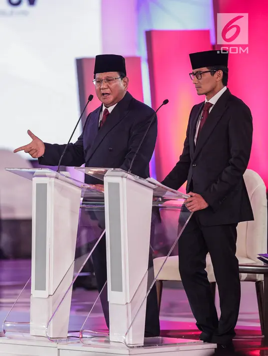 Capres dan Cawapres nomor urut 02 Prabowo Subianto-Sandiaga Uno saat Debat Capres Pilpres 2019 di Hotel Bidakara, Jakarta, Kamis (17/1). Debat perdana ini mengangkat tema hukum, hak asasi manusia, terorisme, dan korupsi. (Liputan6.com/Faizal Fanani)