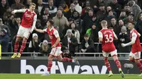 Gelandang Arsenal, Martin Odegaard (kiri) berselebrasi usai mencetak gol ke gawang Tottenham Hotspur pada pertandingan lanjutan Liga Inggris di Stadion Tottenham Hotspur di London, Inggris, Minggu (15/1/2023). Arsenal menang atas Tottenham dengan skor 2-0. (AP Photo/Frank Augstein)