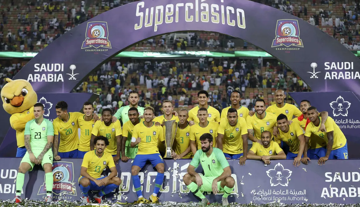 Para pemain Brasil melakukan selebrasi usai mengalahkan Argentina pada laga persahabatan di Stadion King Abdullah, Jeddah, Selasa (16/10/2018). Brasil menang 1-0 atas Argentina. (AP/STR)