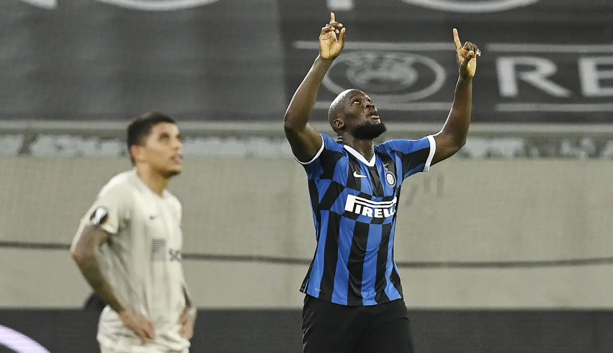 Striker Inter Milan, Romelu Lukaku, melakukan selebrasi usai mencetak gol ke gawang Shakhtar Donetsk pada laga semifinal Liga Europa di Merkur Spiel-Arena, Selasa (18/8/2020). Inter Milan menang dengan skor 5-0. (Sascha Steinbach, Pool via AP)