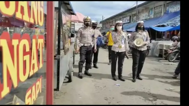 Beberapa petugas Polres Tasikmalaya, Jawa Barat meningkatkan penerapan protokol kesehatan (Prokes), termasuk target capaian serbuan vaksinasi Covid-19, untuk merespon ditemukannya varian omicron di Wisma Atlet Jakarta beberapa waktu lalu.