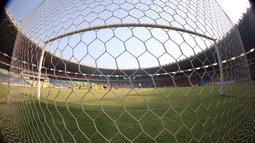 Kondisi gawang dan rumput lapangan saat Sriwijaya FC berlatih di Stadion Utama Gelora Bung Karno, Senayan, Jakarta, Sabtu (17/10/2015) pagi WIB. (Bola.com/Nicklas Hanoatubun)